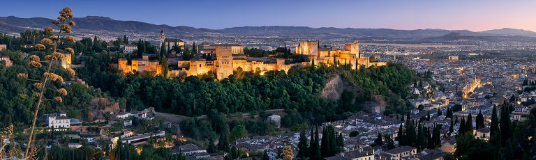 Vista Nocturna de la Alhambra de Granada