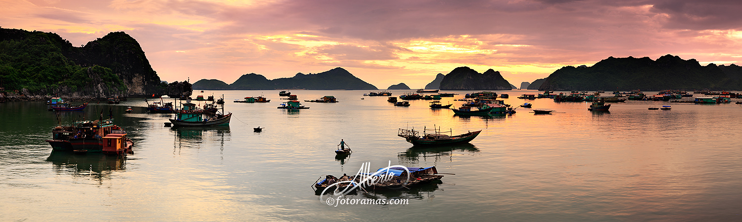 Puesta de Sol y Barcas en la Bahia de Ha Long Vietnam