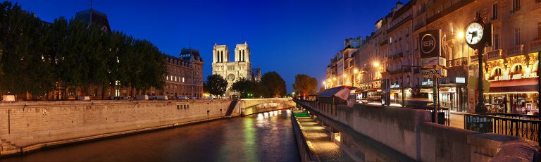 Notre Dame junto al Rio Sena en Paris por la noche