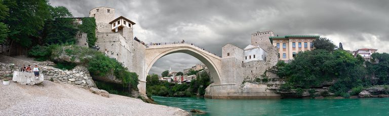 Bajo el Old Bridge en Mostar Bosnia