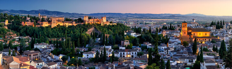 Alhambra y Barrio Albaicin en Granada Noche